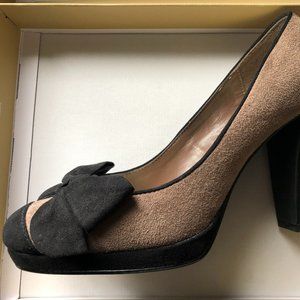 Ann Marino Chic Vintage with Bows  Taupe & Black    Size 7M